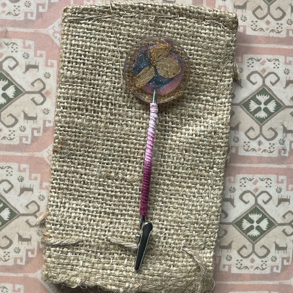 Botanical resin joint/roach clip with macrame covered post - flower PB1 - Picture 1 of 7